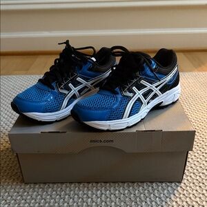 New in Box Asics Kids Gel Blue and Black Running Sneakers Size 4.5